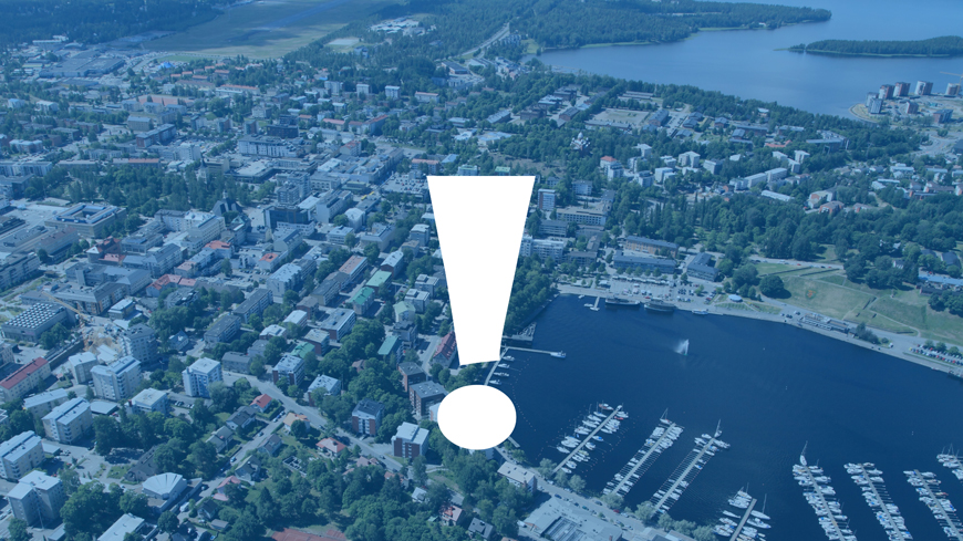 Kaupunginlahti, jonka päällä sininen liukuvärjäys ja huutomerkki valkoisella.